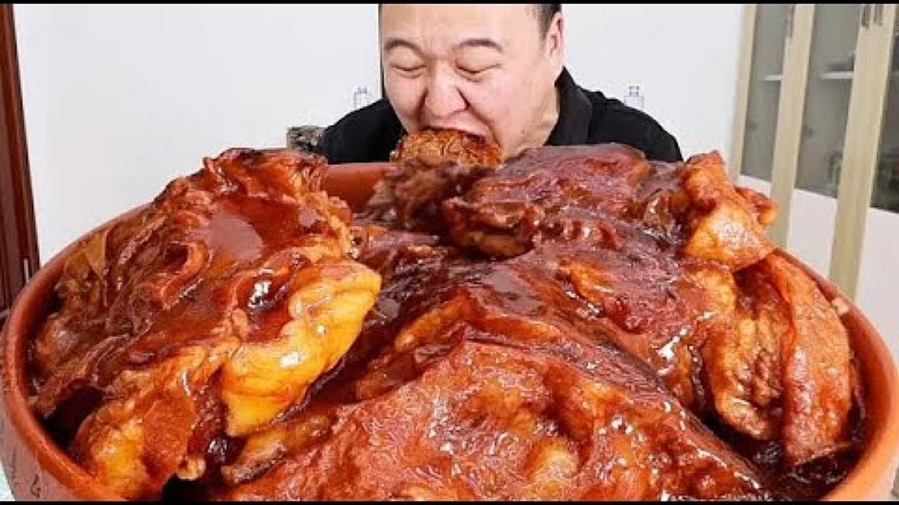 Aqiang made braised beef ribs, which are soft, chewy and addictive to chew.
