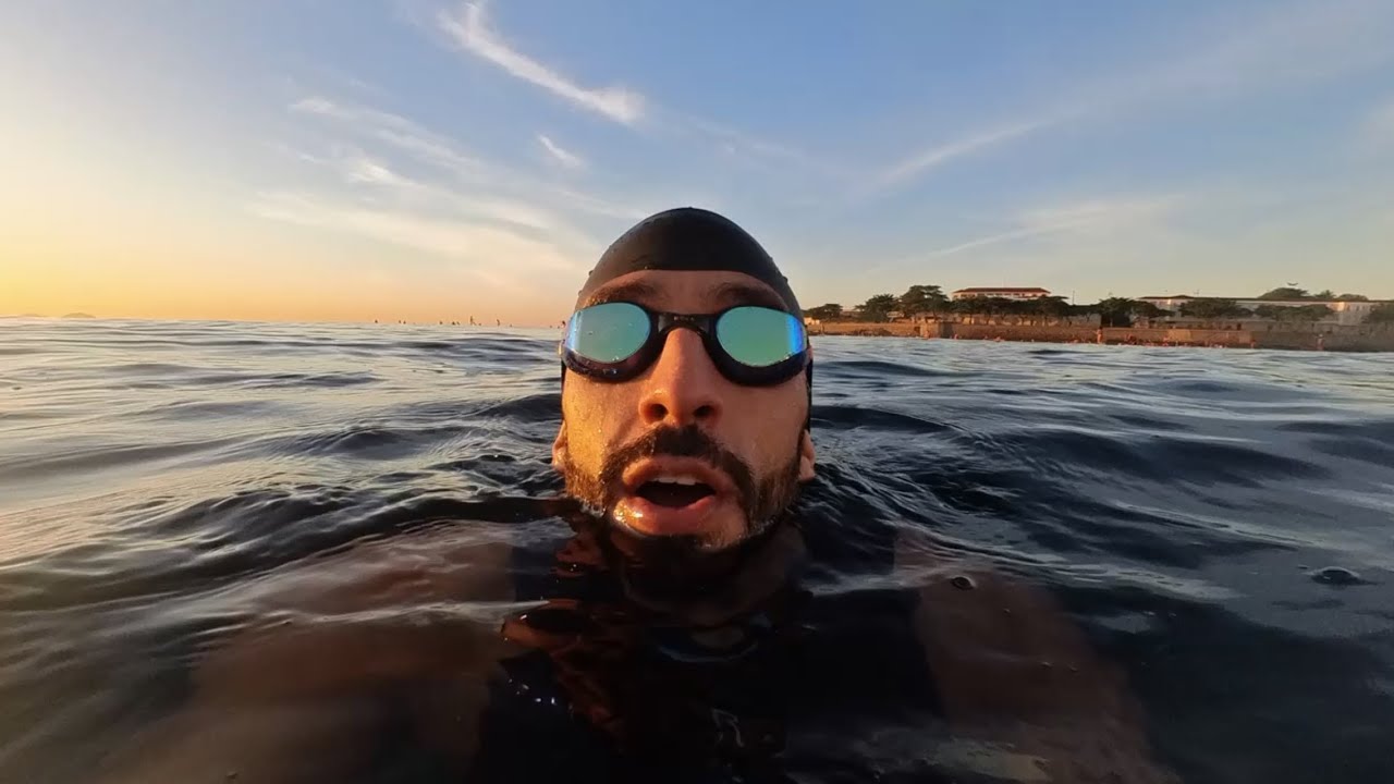 nadando no percurso do IRONMAN 70.3 do rio de janeiro