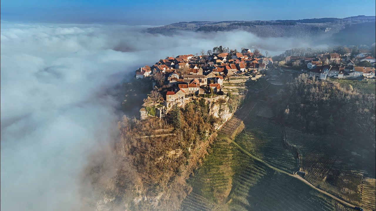 Le Jura vu du ciel en drone 2021 - Château Chalon, Baume les Messieurs, Cascades nuages et brume