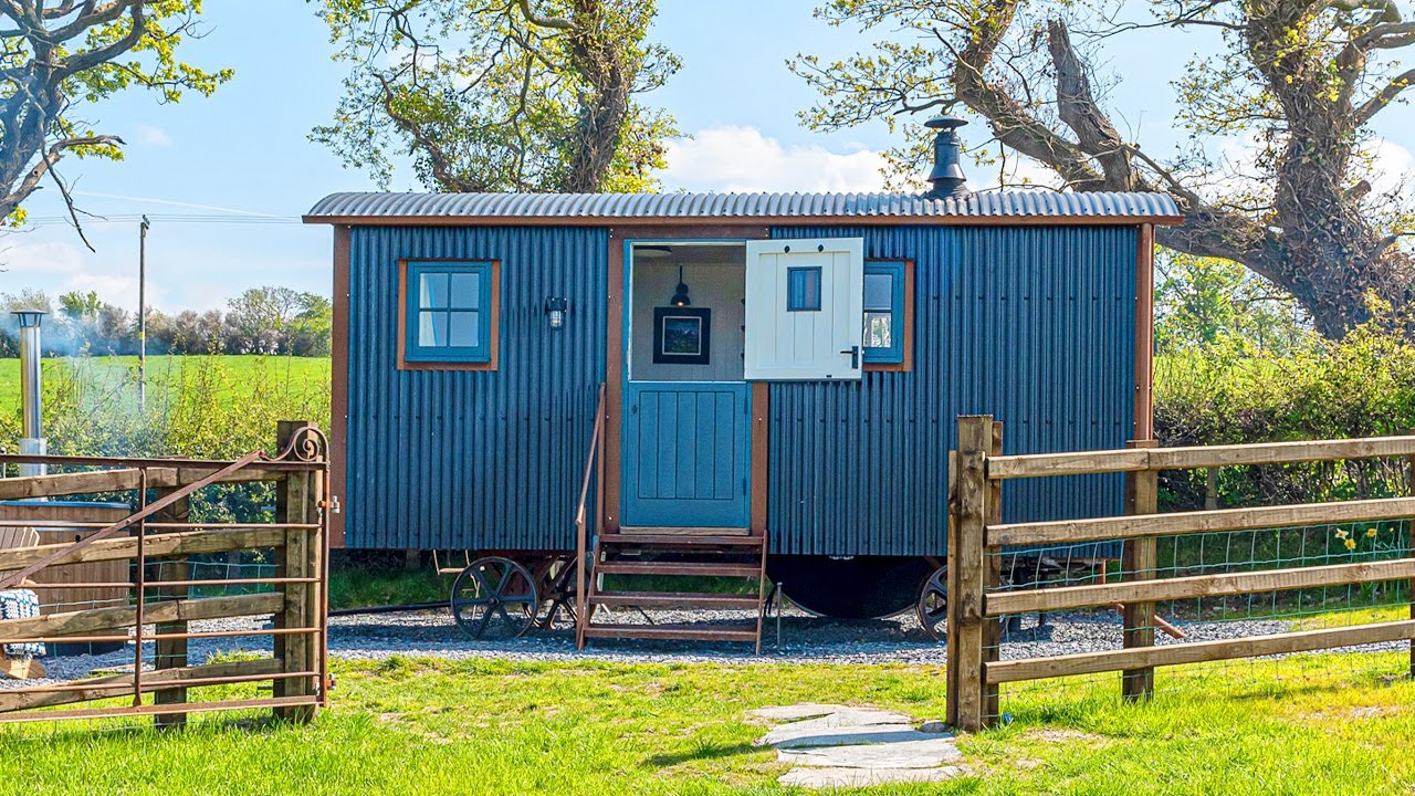 Beautiful Shepherd's Hut In County Conwy, North Wales | Living Design Tiny House