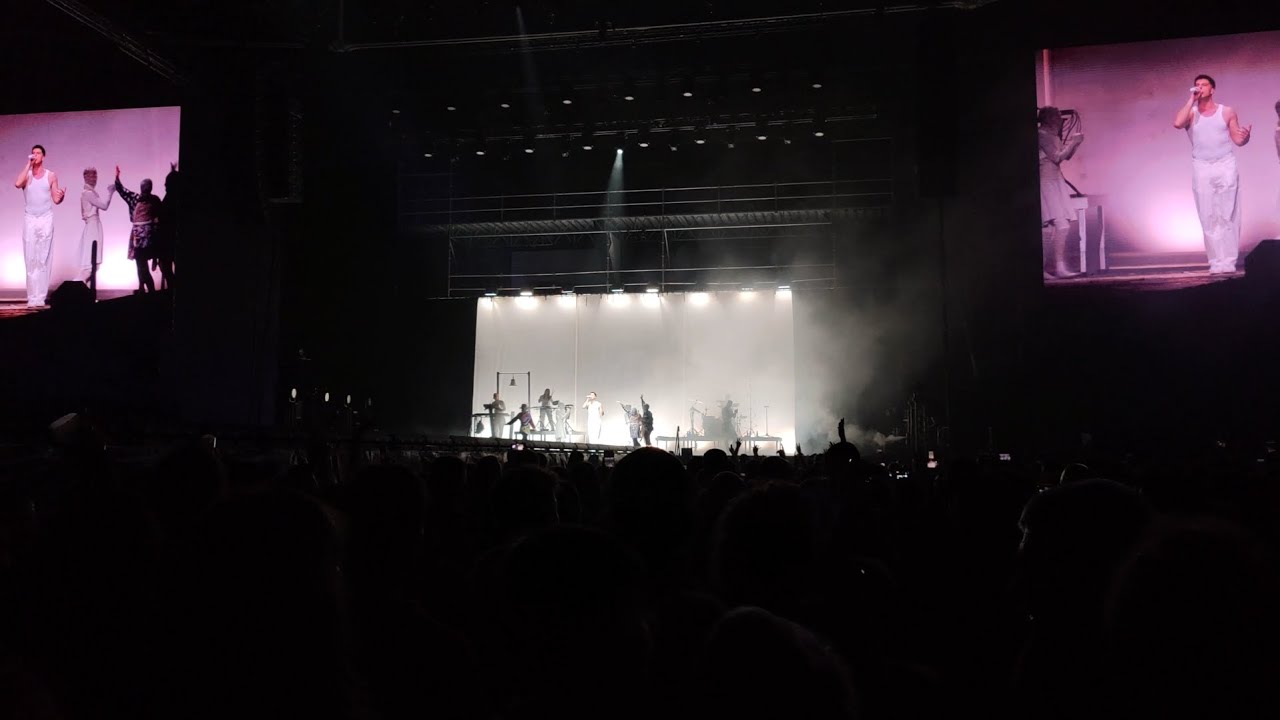 Zetak cantando Itzulera desatando la locura en el concierto Mitoaroa en Nafarroa Arena