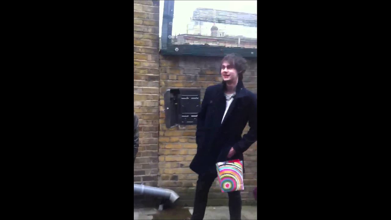 5SOS singing Air Hostess