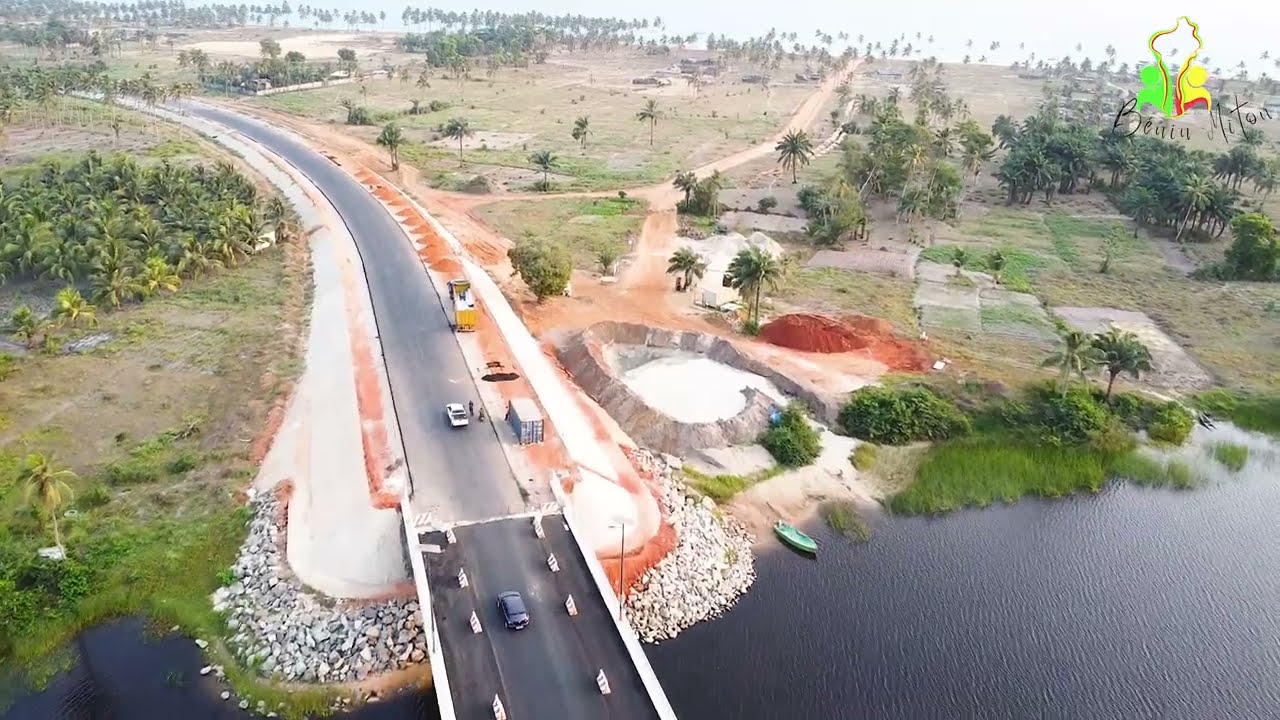 Vue aérienne de la route des pêches  Ouidah à Adounko