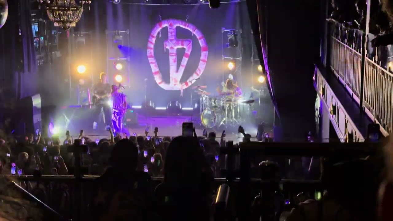 d4vd - Leave Her - live @ Irving Plaza New York 6/11/24