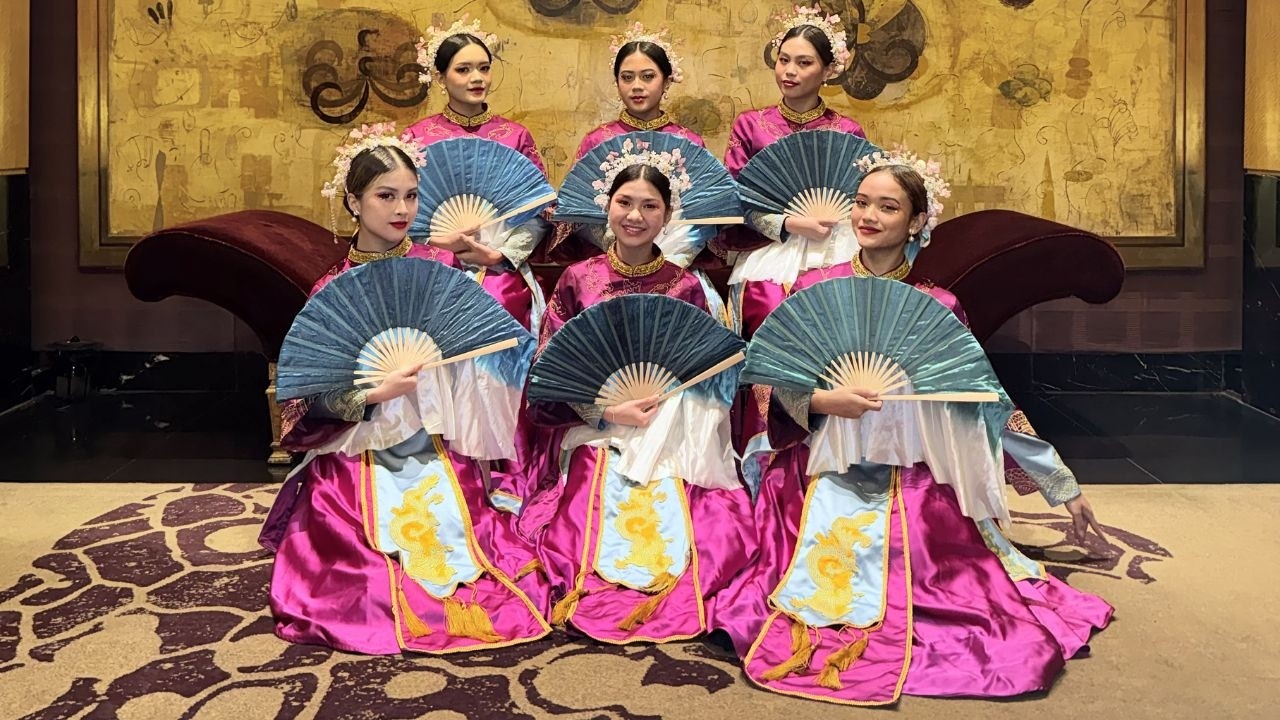 Fan Chinese Dance Performance Indonesia