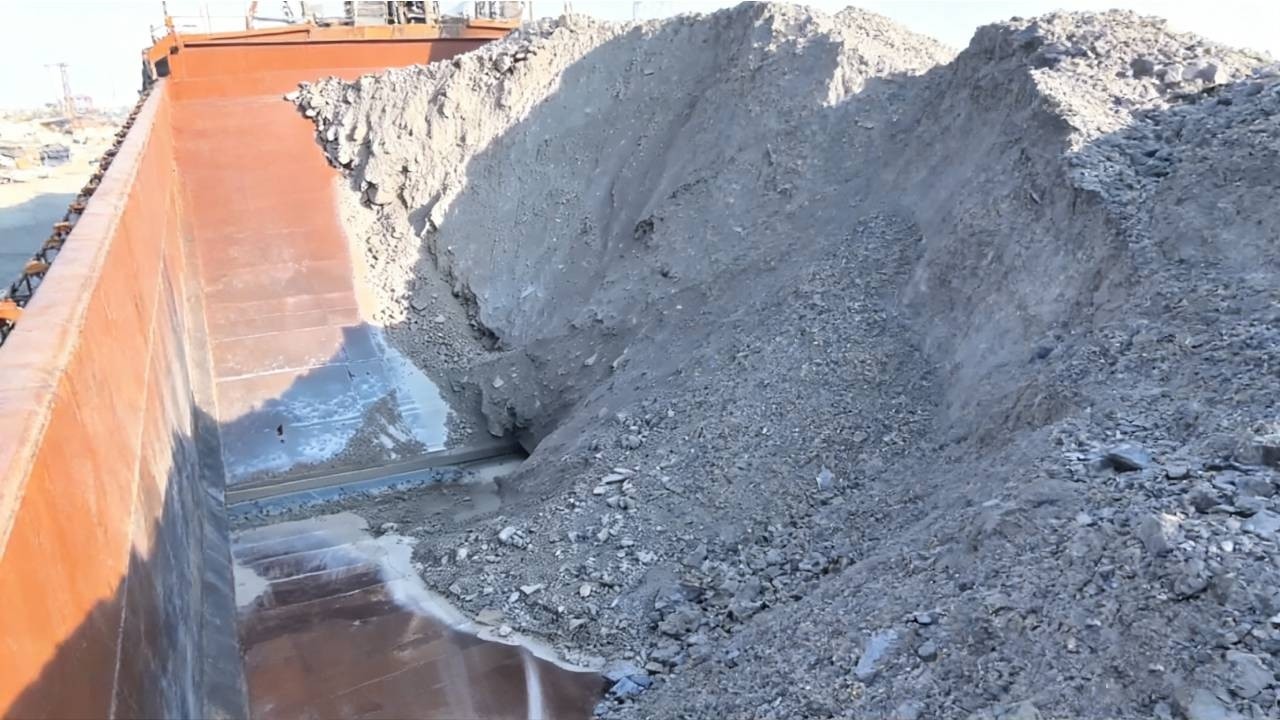 So relaxing🔥 The entire process of unloading phosphate ore from a 6,500-ton cargo ship.