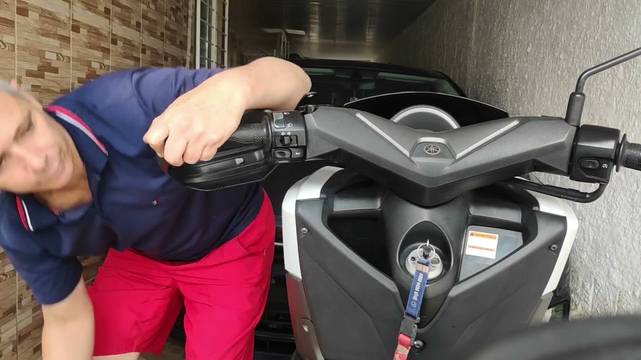 Colocando protetor de punhos na Nmax 160