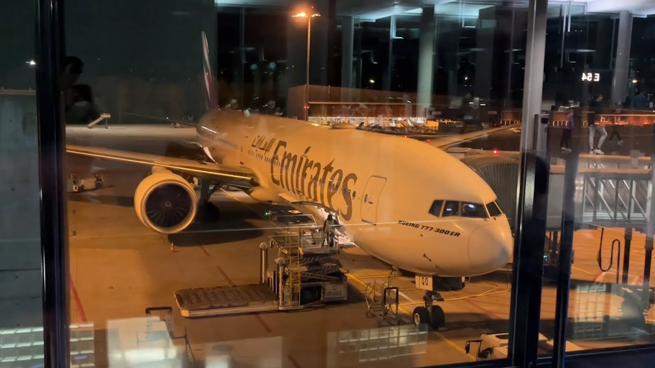 WITH EXCELLENCE THROUGH THE NIGHT | Emirates Boeing 777-300ER Trip Report: Zurich to Dubai