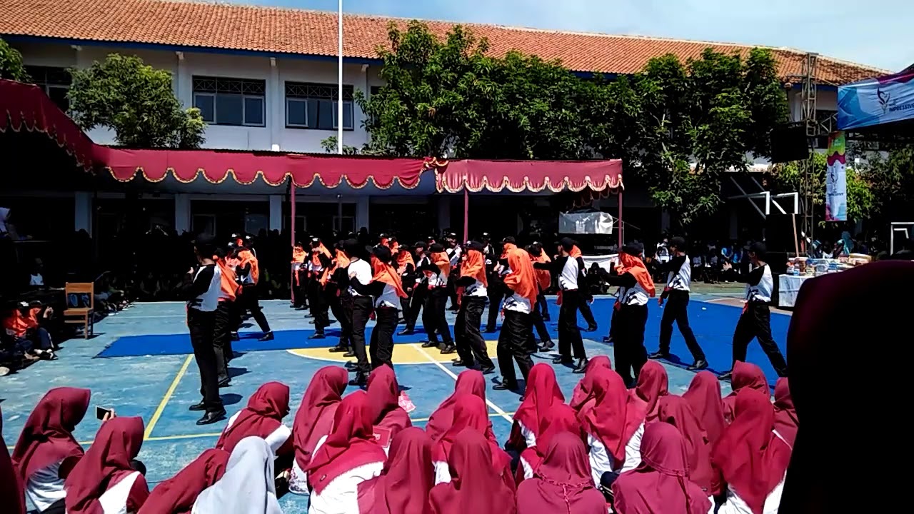 hut smkn 1 pemalang // Penampilan flashmob TKJ gen 13 Revolu51:)
