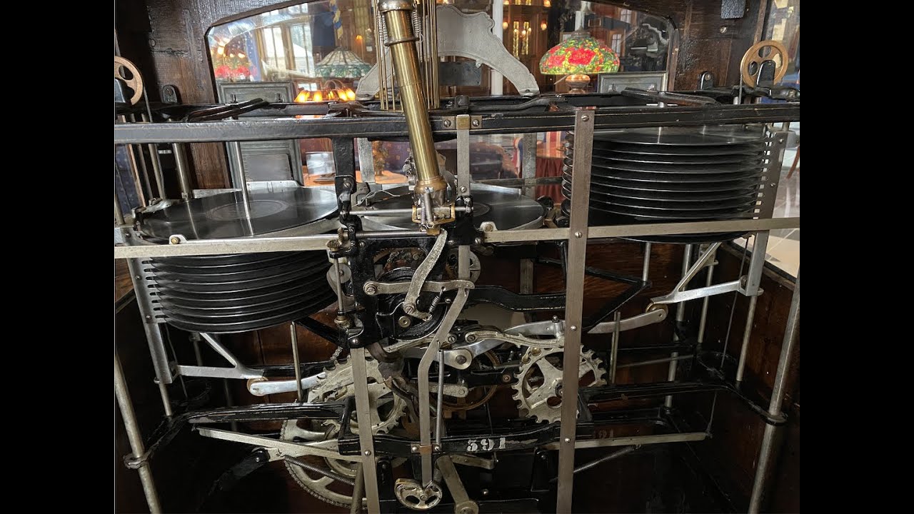 Sanfilippo Foundation - Gables Entertainer 1906 (early disc jukebox)