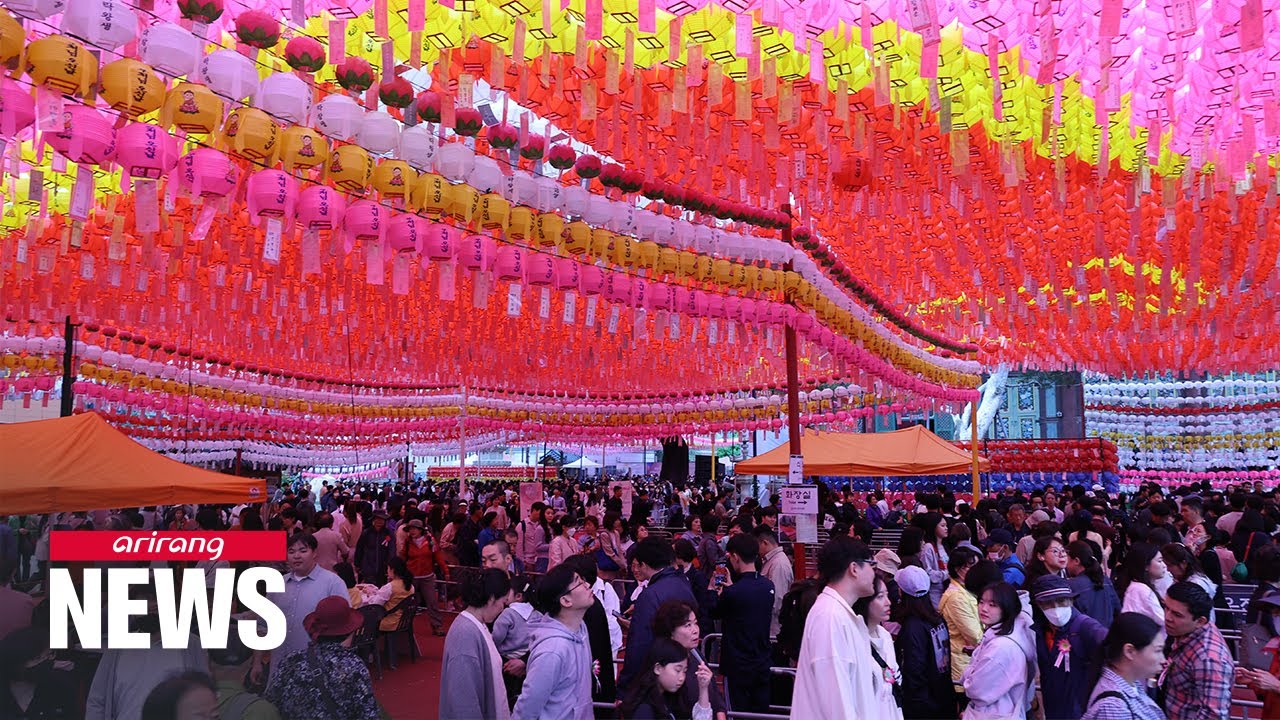 Thousands of Buddhists visit temples to celebrate Buddha's birthday on Wed.