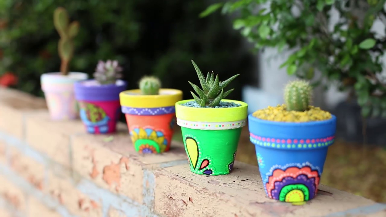 Decoración de macetas pintadas a mano