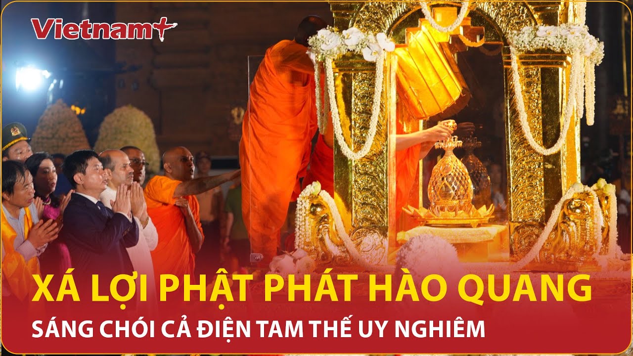 Xá lợi Phật linh thiêng tỏa “hào quang” rực rỡ bừng sáng giữa Điện Tam thế sừng sững uy nghiêm