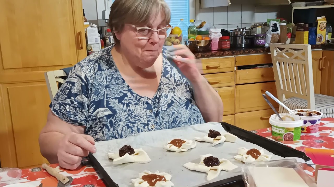 Kausi 1; Joulukalenterin luukku 1: Joulutorttuja - Tapahtuu mummolassa !