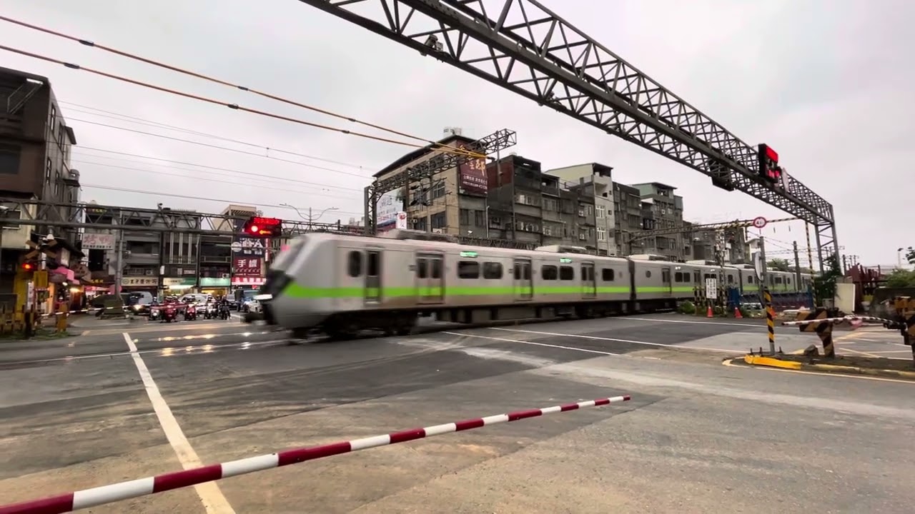 內壢火車站北上右側平交道