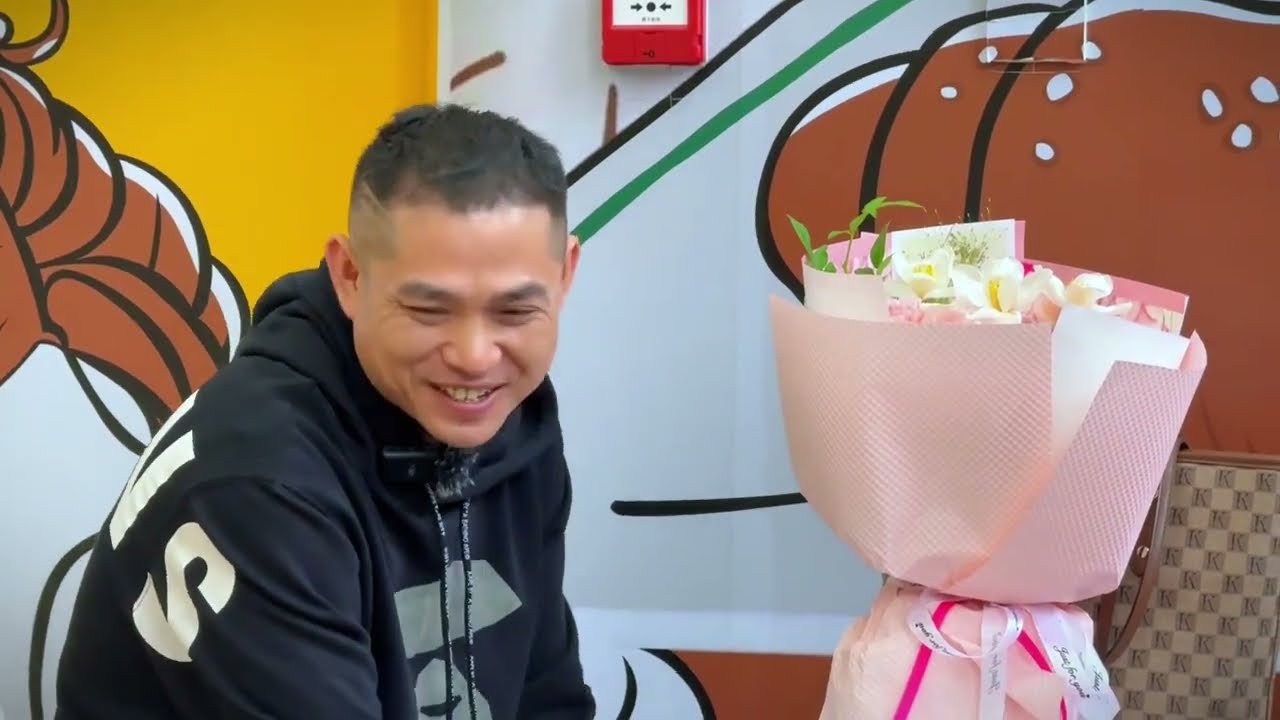 广州街头，腼腆男人终于见到了相亲对象，就像个犯错的孩子