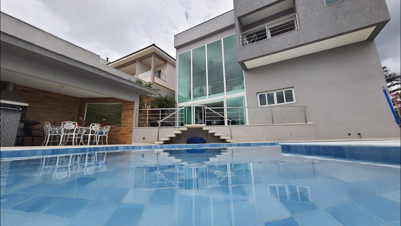 Residência Contemporânea: Transparência, Amplitude e Lazer – Granja Viana