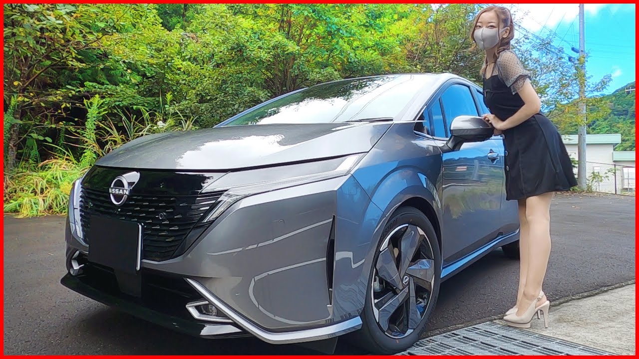 Японская девушка NISSAN NOTE AURA представляет интерьер и экстерьер