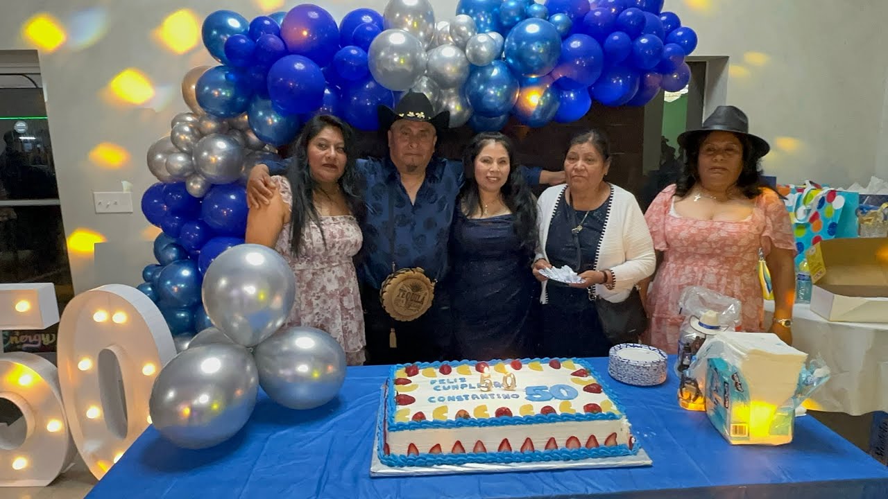 Festejando el cumpleaños del señor Constantino flores y las personas de Santa María Natividad