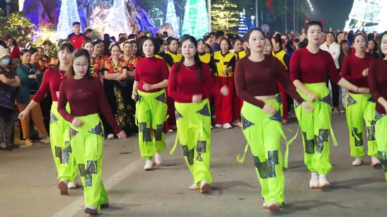 Tàu về quê hương biểu diễn clb shuffledance bảo bình  . biên đạo huy vương 
