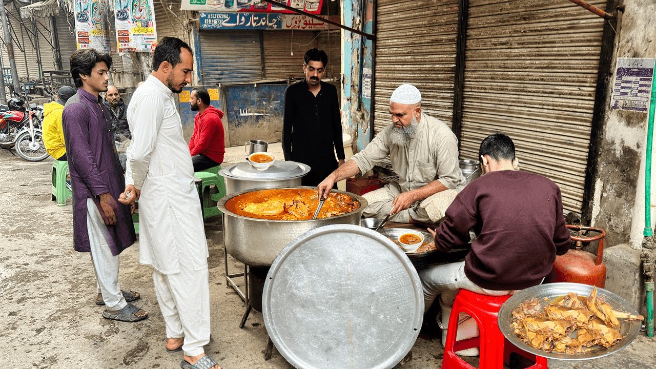 50 YEARS OLD DESI SIRI PAYE 🤤 LAHORE’S HIDDEN BREAKFAST SPOT | BEST MUTTON PAYE STREET FOOD PAKISTAN