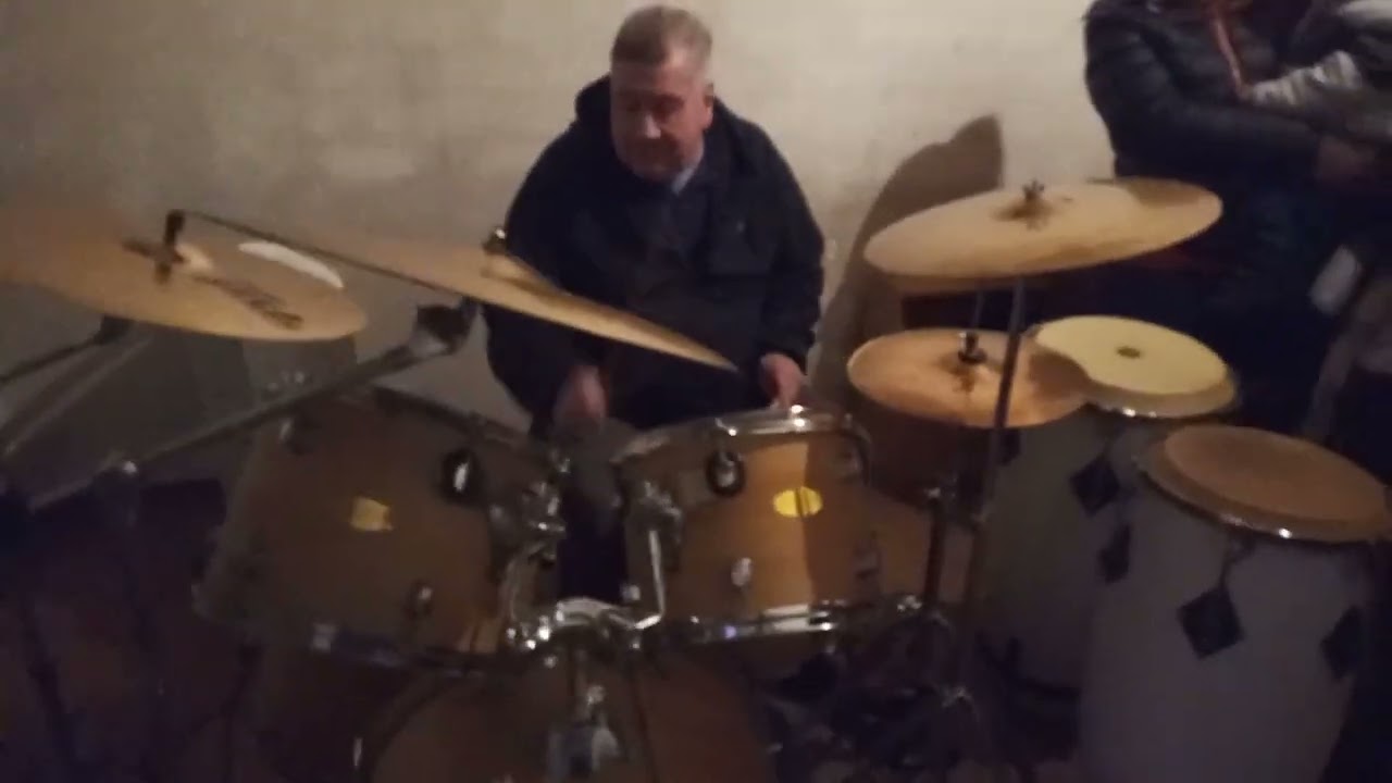 MIGUEL ANGEL GARIPOLI NO SE NOTAN LOS AÑO LE SIGUE DANDO A LA BATERIA BRAVO