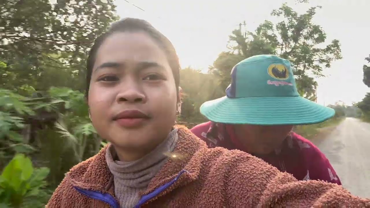 I'm making bamboo shoot and chicken soup for everyone who helped harvest the chili peppers in our ga