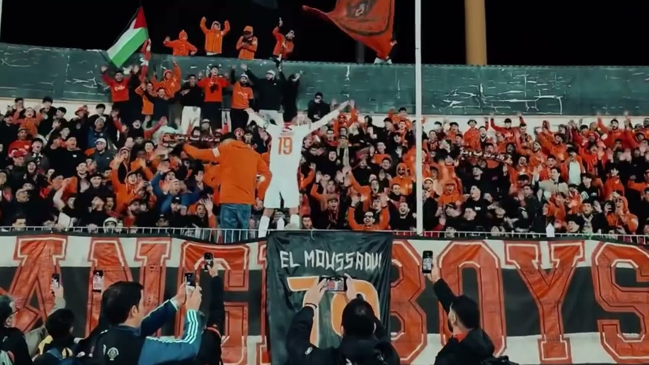 اللاعب حمزة الموساوي يحتفل رفقة ألتراس أورنج بويز…صورة تختصر معنى الانتماء الحقيقي 🟠