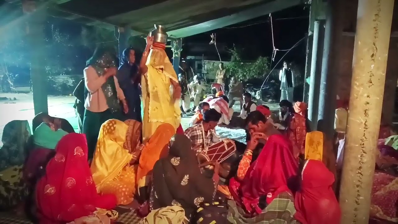 सजनों ने गागरिया फोड़ डारी..!