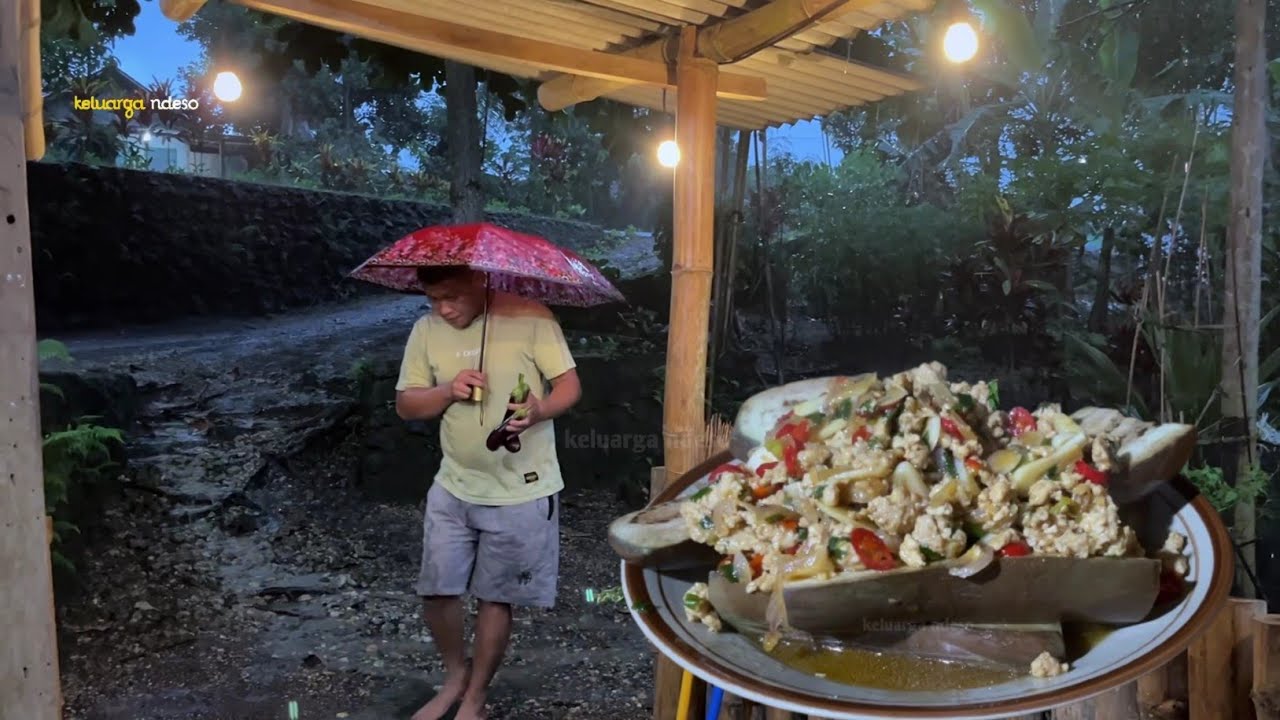 Hujan dari pagi sampai sore, akhirnya masak yang ada saja, terong kukus kuah ayam, masak di desa 