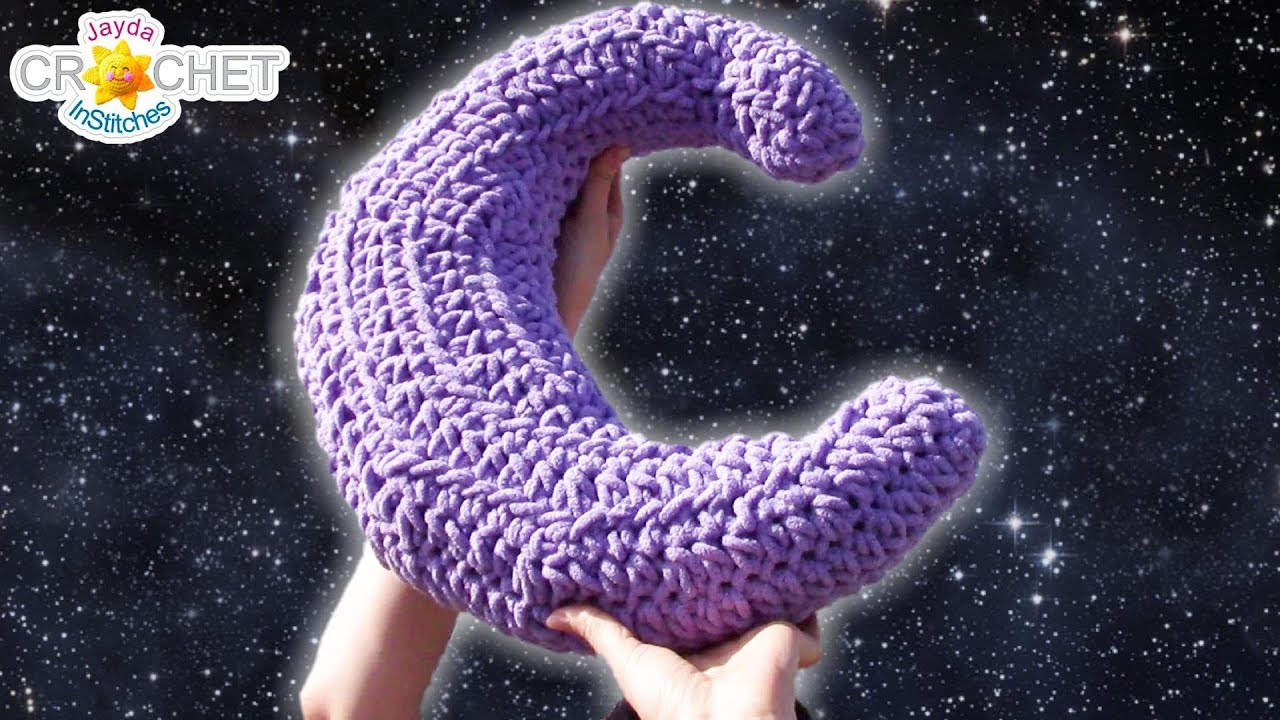 Mod&egrave;le et tutoriel au crochet pour un grand coussin moelleux en forme de croissant de lune