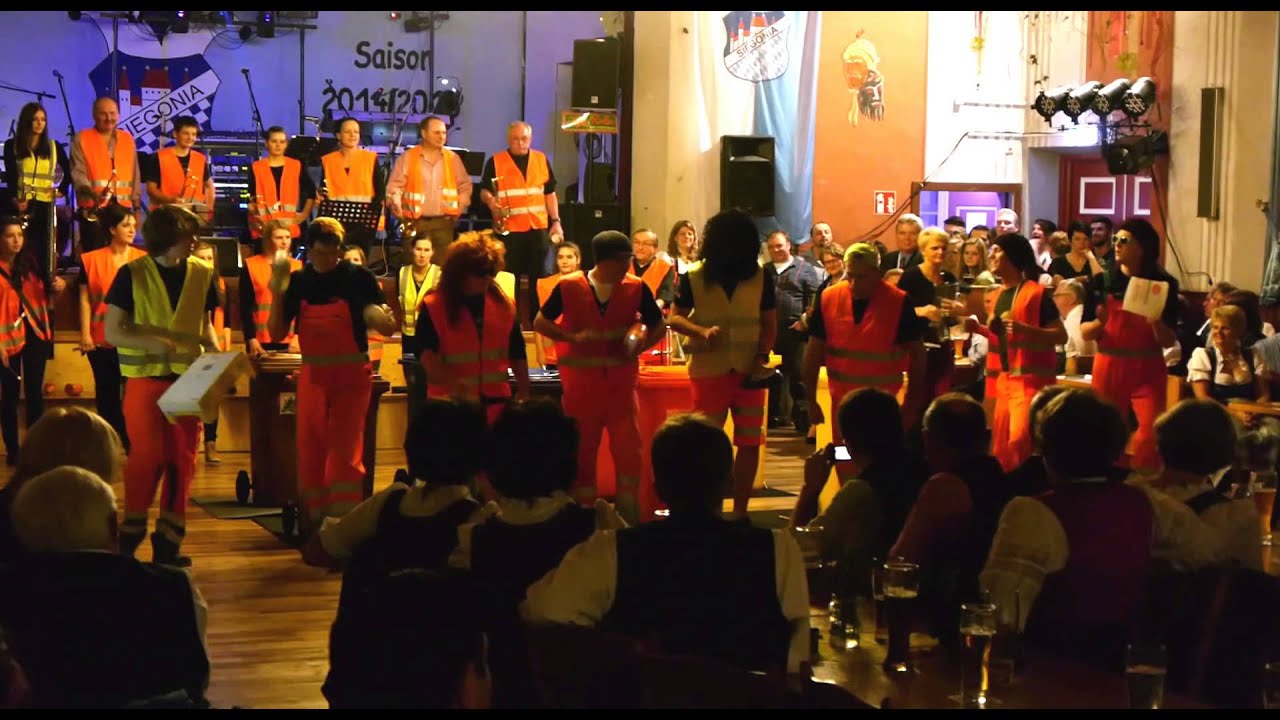 Trommeln der etwas anderen Art - Mülltonnen-Drumming zum Fasching