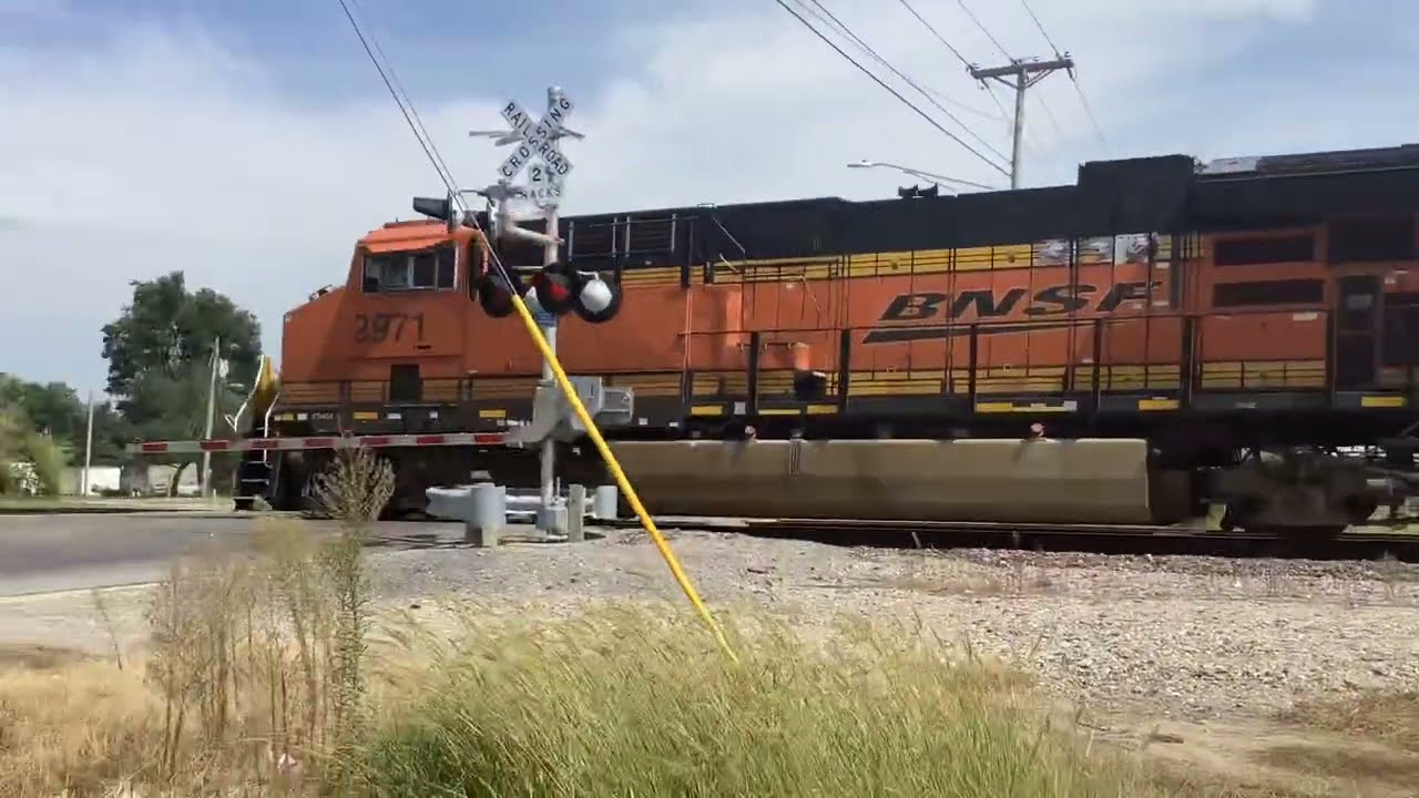 Bnsf 3971 ET44c4 leads a Bnsf manifest with a Bnsf h4 SD40-2
