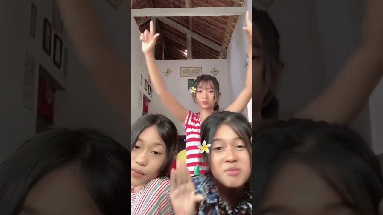 Nungguin gift bareng temen-temen 