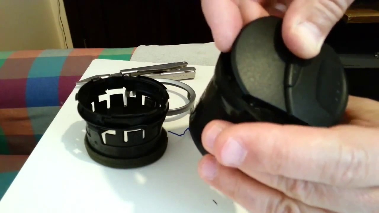 Ford Fiesta Mk6 - Dashboard air vent removal, repair and installation