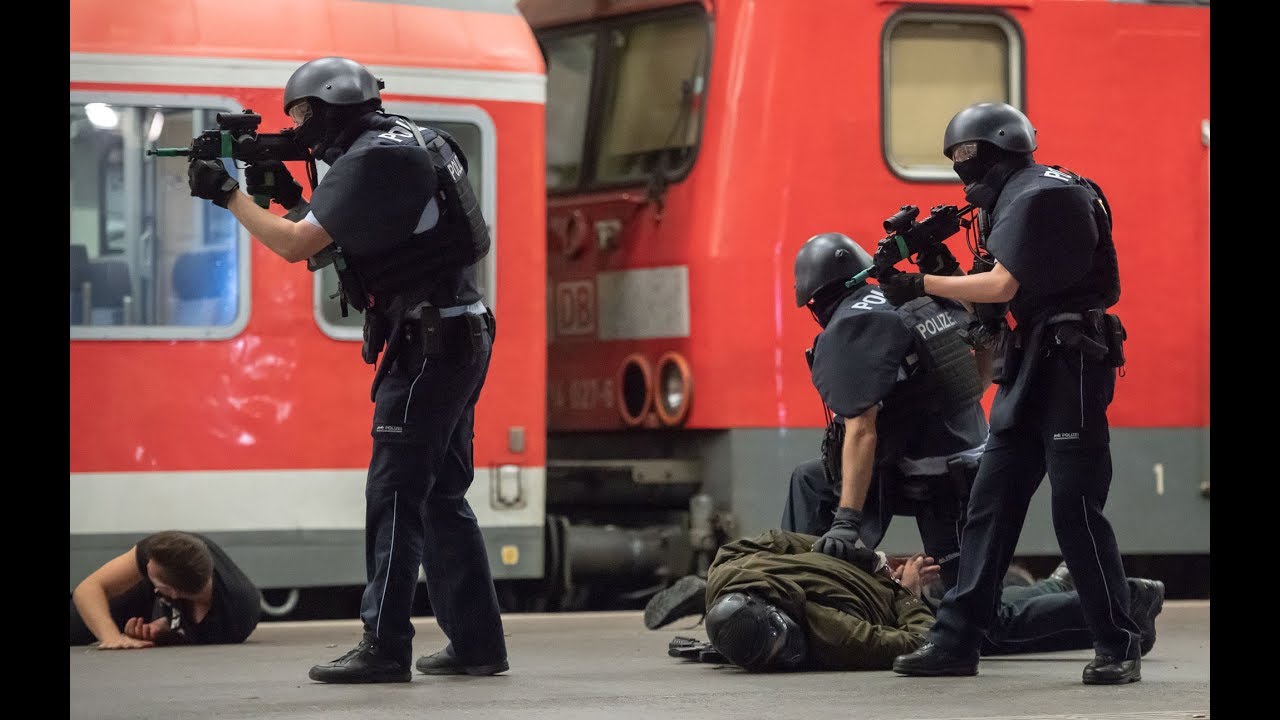 + ANTI-TERROR-GROSSÜBUNG + von Bundespolizei und Landespolizei am Hauptbahnhof Stuttgart
