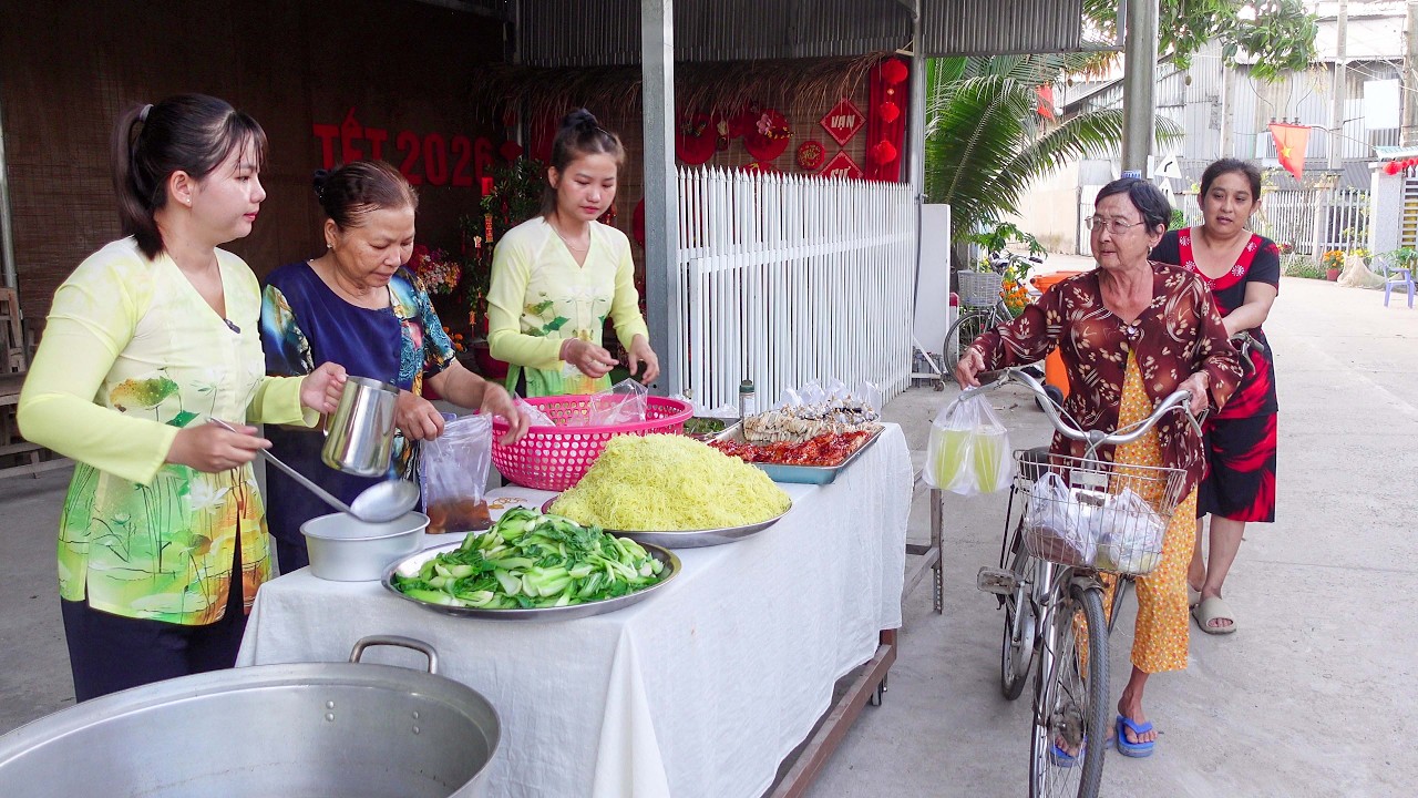 Mùng 1 Tết Dì Ngọc Trinh Tặng Nồi Mì Tiềm Chay Bổ Dưỡng và Nước Mía cho Bà Con Ở Quê | HQ #1831