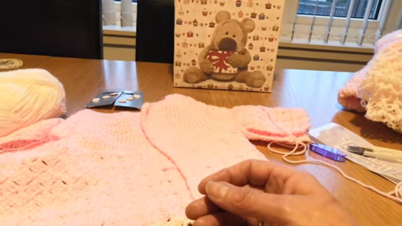 Casaco para bebe 0.3 meses em croché Sarah 1 parte. Com Maria helena