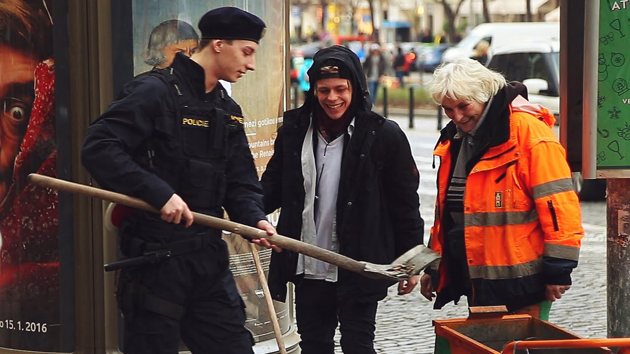 FAKE POLICEMAN PRANK! (Gone wrong)