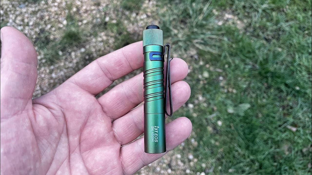 Une lampe de poche à pile pour un EDC urbain,  prévoyant ou de survie ( olight i3t eos )