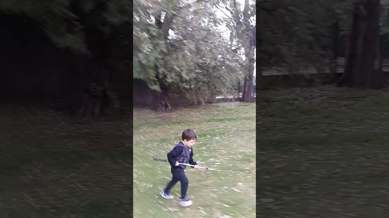 Bebe jugando al golf durante la lluvia