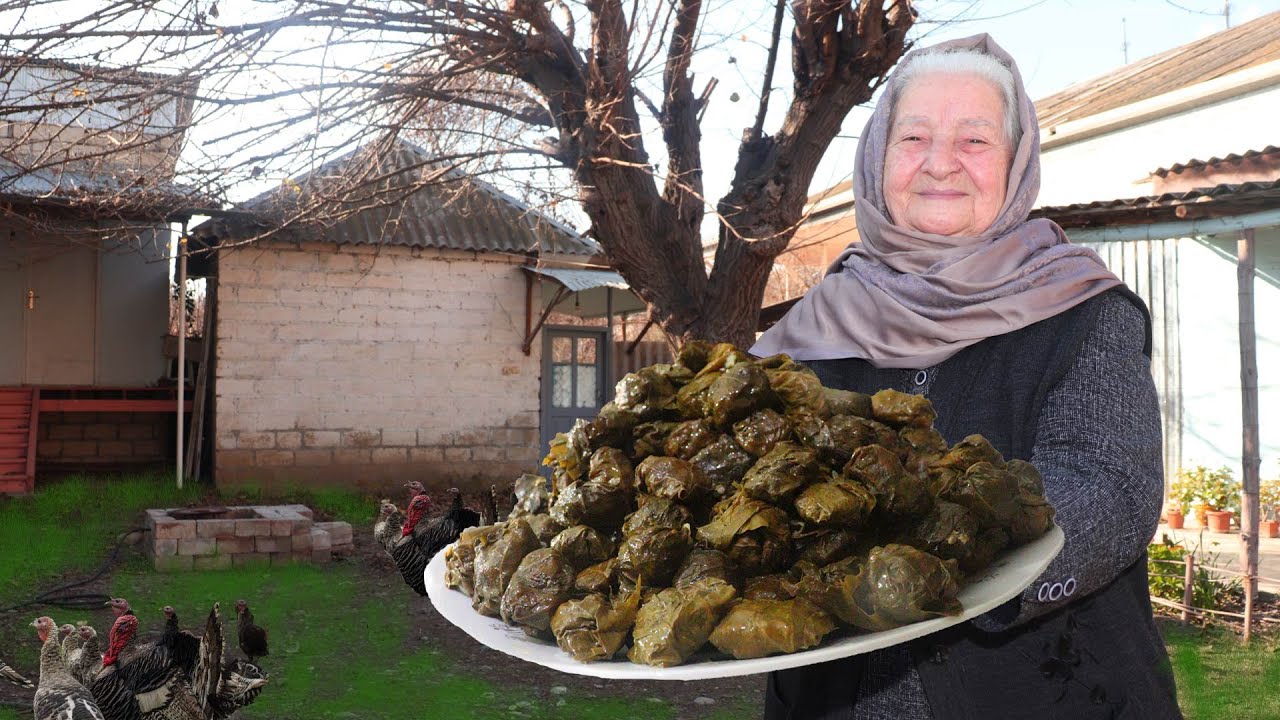 Hinduşka ətindən YARPAQ DOLMASI-BLİNÇİK-GAVALI SALATI-Stuffed DOLMA with Turkey -PANCAKES-PLUM SALAD
