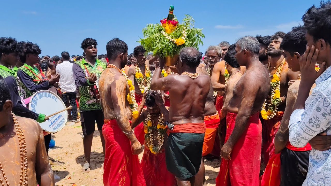 குலசை கடற்கரையில் |கும்பம் எடுக்கும்போது |ஸ்ரீ பெரிய முத்தாரம்மன் தசரா குழு |தளபதிசமுத்திரம் கீழூர்.