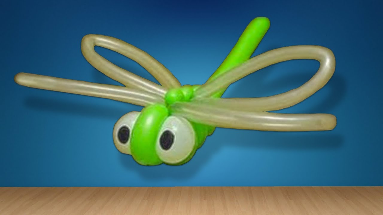 Dragonfly from of balloons.Twisting