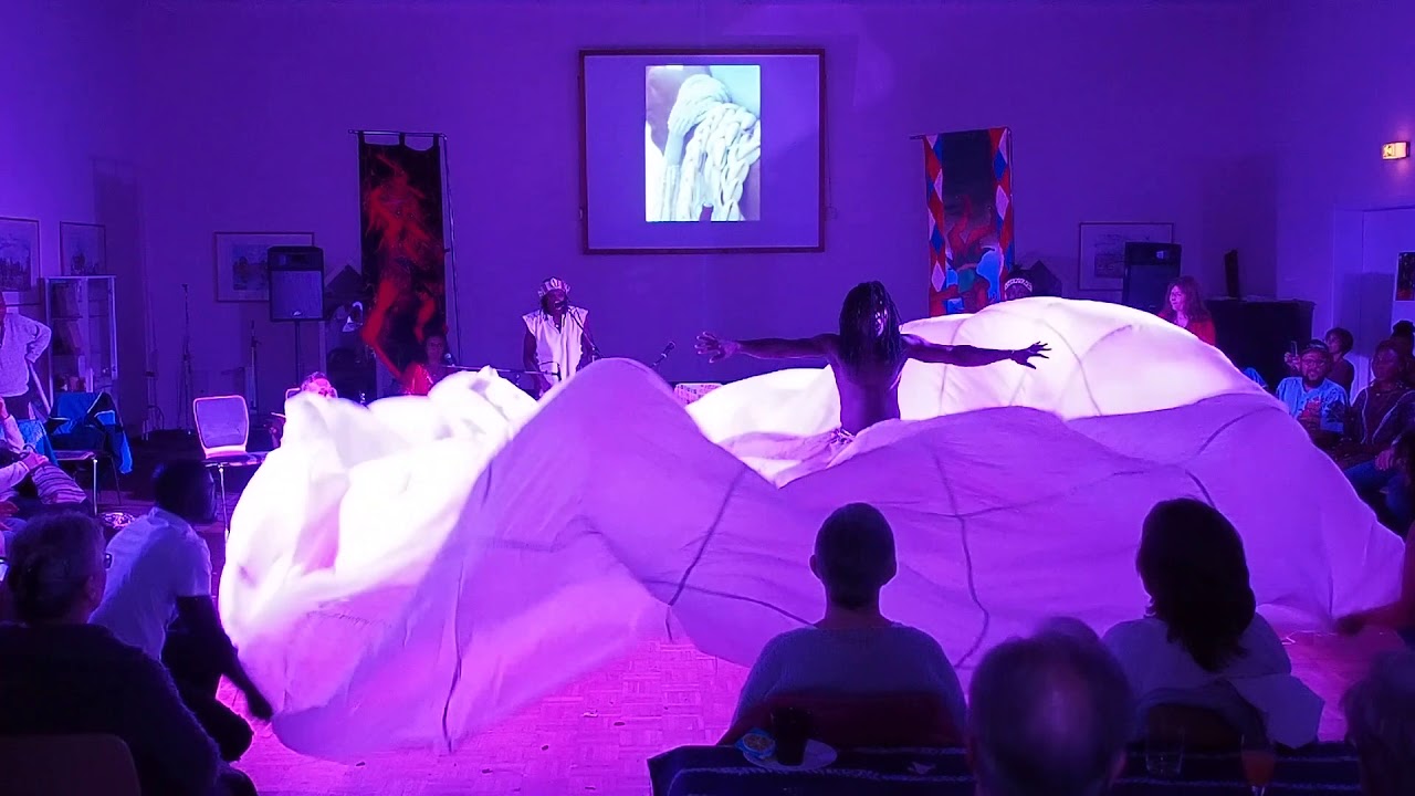 Rituelle afrikanische Tanz-Performance Hamburg | Solo Moussa Issiaka | Inszenierung Frank Händeler