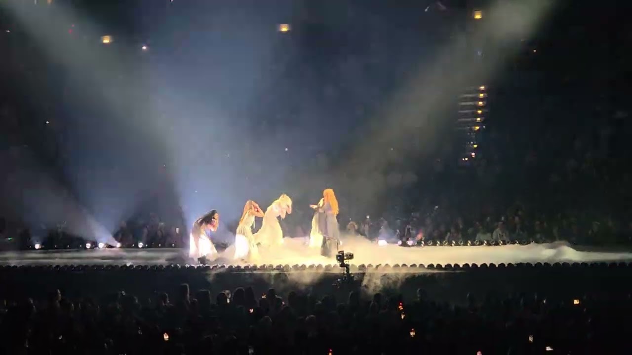 Florence and The Machine - Heaven Is Here live @ O2 Arena, Prague 05-03-2026