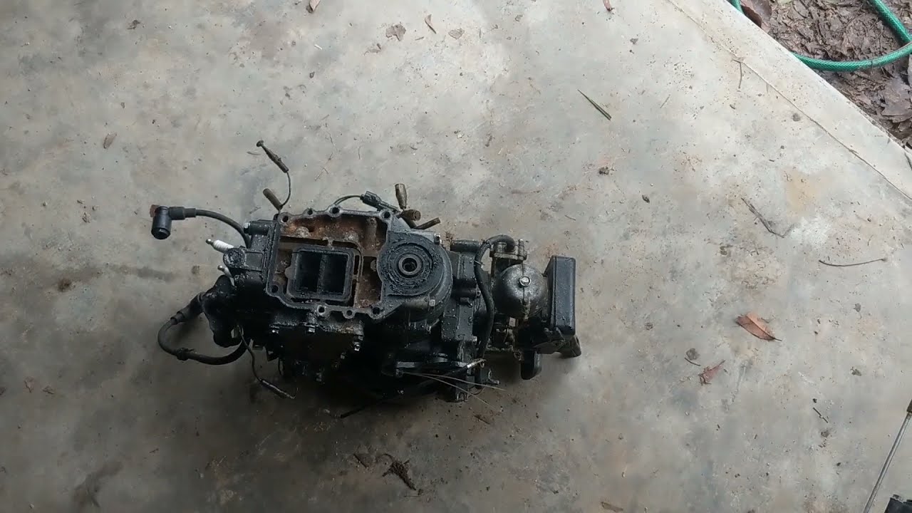 How to remove the powerhead from an outboard motor