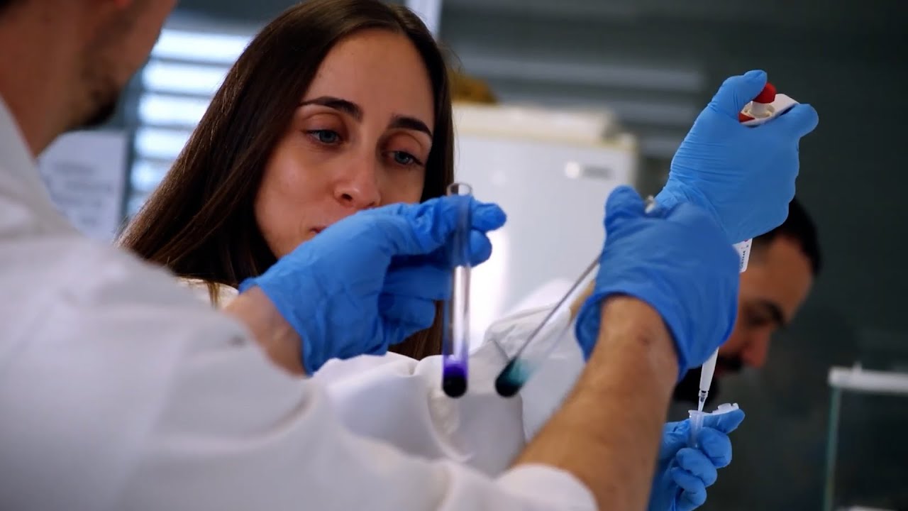 UMH TV - Los promotores de la empresa Oscillum, reconocidos con el Premio J&oacute;venes Inventores 2025
