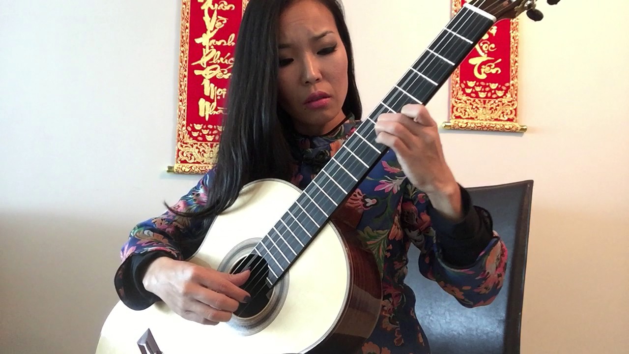 Xuan nay con khong ve, arranged and played by Thu Le