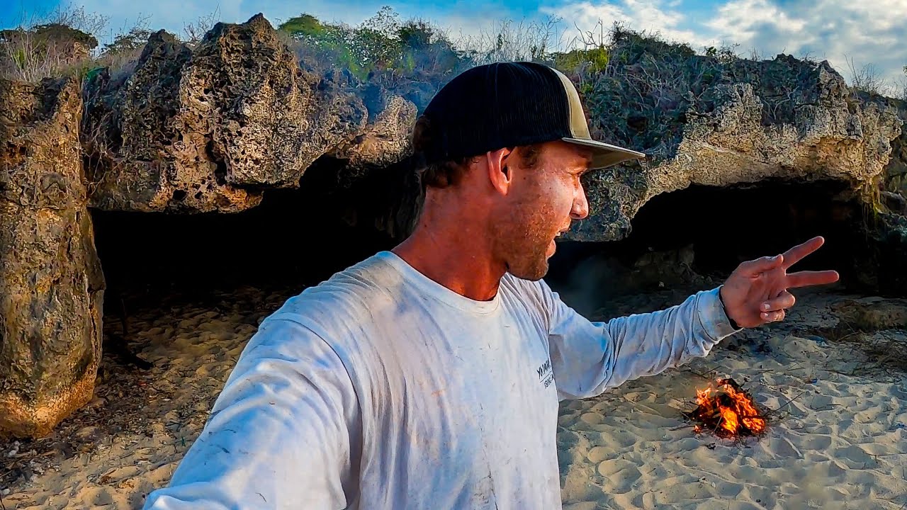 &iexcl;ACAMPANDO SOLO EN UNA CUEVA EN UNA ISLA DESIERTA sin comida!